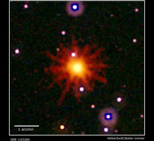 Рис. 1. GRB 110328A. Комбинированный снимок, полученный ультрафиолетовым/оптическим (белый и пурпурный цвет) и рентгеновским (желтый и красный) телескопами космической обсерватории «Свифт». Изображение из пресс-релиза НАСА: NASA/Swift/Stefan Immler
