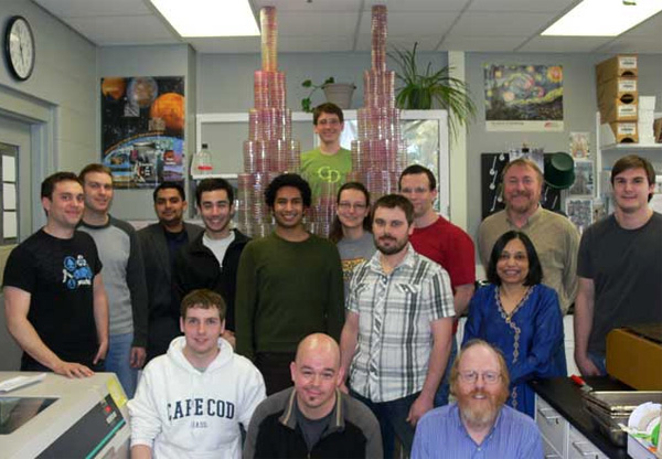 Ричард Ленски (второй справа в заднем ряду) и его коллеги отмечают пятидесятитысячное поколение долгосрочного эволюционного эксперимента. Февраль 2010 года. Фото с сайта myxo.css.msu.edu