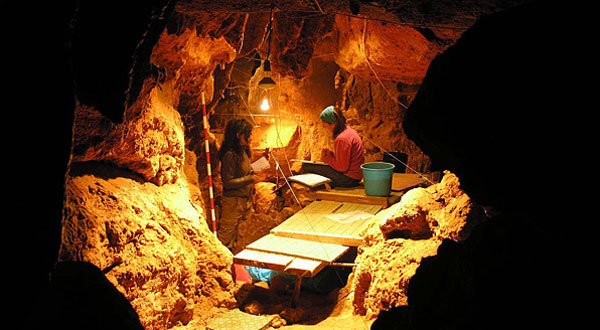 Археологи в пещере Эль-Сидрон. Фото с сайта nytimes.com