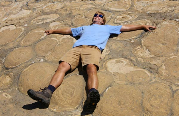 Геолог, увлеченный изучением древнейшей жизни, прекрасно чувствует себя на дне протерозойского моря среди окаменевших строматолитов. Они входят в число самых первых обитателей нашей планеты. Фото с сайта nvcc.edu