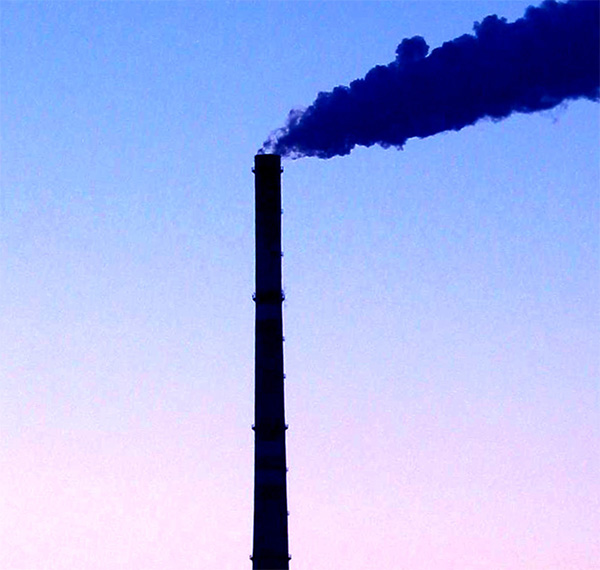Сжигание ископаемого топлива — основной источник поступления в атмосферу CO2, важнейшего на сегодняшний день парникового газа. Снимок к сайта www.bellona.org