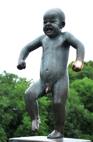 Плачущий («сердитый») мальчик (Sinnataggen) — одна из самых известных скульптур в парке Вигеланда (Осло, Норвегия). Правда, на каком языке плачут норвежские младенцы, науке пока не известно. Фото с сайта www.flickr.com/photos/34471881@N07