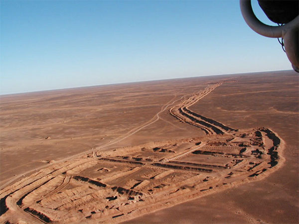 Открытые разработки фосфатов в Западной Сахаре. Фото с сайта photobucket.com
