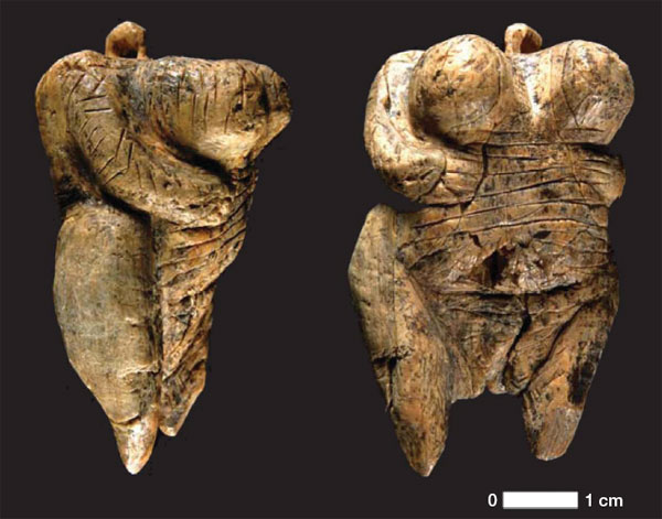Древнейшая скульптура из пещеры Холе-Фельс. Фото из обсуждаемой статьи в Nature
