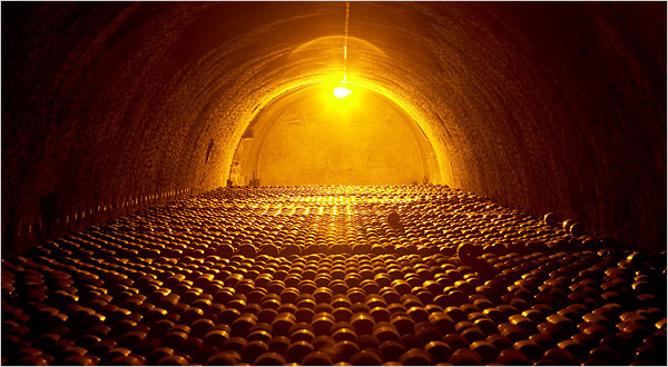 Примерно так в недалеком будущем может выглядеть туннель Большого адронного коллайдера. Фото © Ed Alcock с сайта www.nytimes.com