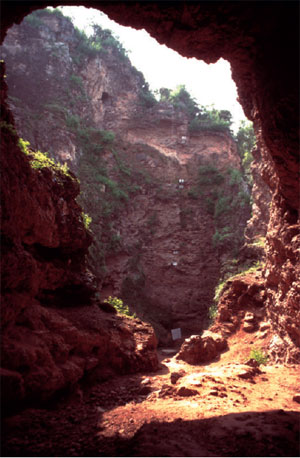 Место раскопок в пещере Чжоукоудянь (потолок пещеры частично обвалился еще в доисторические времена). Фото из обсуждаемой статьи Ciochon & Bettis