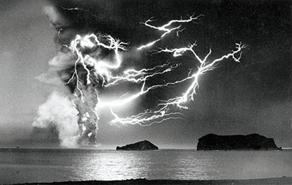 Вулканические выбросы и разряды молний — условия самопроизвольного синтеза разнообразных биологических молекул. Фото извержения вулкана в Исландии с сайта www.thunderbolts.info