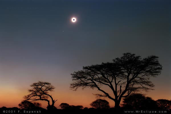 Полное солнечное затмение 21 июня 2001 года в Замбии. Условия съемки: Nikon 8008, Sigma 20mm at f/5.6. Фото © 2001 Fred Espenak с сайта www.mreclipse.com