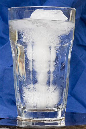 Таяние льда в стакане воды можно описать на языке термодинамики, однако вовсе не для всех систем термодинамическое описание существует. Изображение с сайта middlezonemusings.com