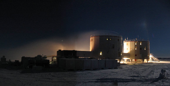 Станция Конкордия на куполе C полярной ночью. Фото Гийома Дарго (Guillaume Dargaud) с сайта www.gdargaud.net