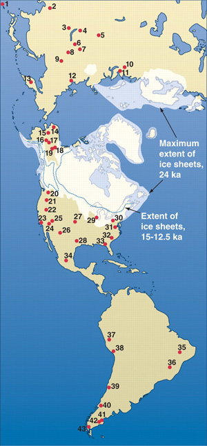 Белым цветом обозначен ледниковый щит в период наибольшего распространения 24 тыс. лет назад, пунктирной линией обведен край ледника в период потепления 15–12,5 тыс. лет назад, когда открылись два «коридора» с Аляски на юг. Красными точками показаны места важнейших археологических находок, в том числе упомянутые в заметке: 12 — стоянка в низовьях Яны (32 тыс. лет); 19 — кости мамонта с возможными следами обработки (28 тыс. лет); 20 — Кенневик; 28 — самая большая «мастерская» культуры Кловис в Техасе (650 000 артефактов); 29 — древнейшие находки в штате Висконсин (14,2–14,8 тыс. лет); 39 — южноамериканская стоянка с костями лошади (13,1 тыс. лет); 40 — Монте-Верде (14,6 тыс. лет); 41, 43 — здесь найдены «рыбообразные» наконечники, возраст которых (12,9–13,1 тыс. лет) совпадает со временем существования культуры Кловис. Рис. из обсуждаемой статьи в Science