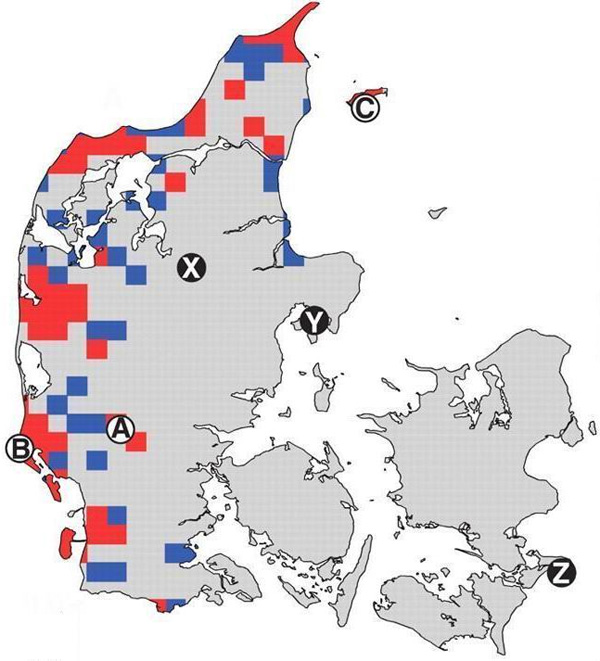 Карта Дании, на которой отмечен современный ареал голубянки Maculinea alcon, нанесенный на сетку из квадратных ячеек со стороной 10 км. Синим цветом обозначены участки, где данный вид встречался в прошлом, до 1990 года; красным — участки, где он встречается в настоящее время (после 1990 года). Буквами отмечены точки, на которых были исследованы зараженные (A, B, C) и незараженные (X, Y, Z) гусеницами голубянки популяции муравьев. Иллюстрация из обсуждаемой статьи в Science