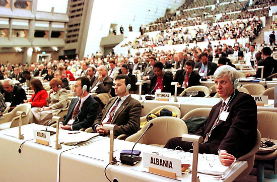Открытие Киотского совещания по климату в зале конгрессов в Киото. Декабрь 1997 года. Соглашение подписали тогда представители 172 стран. Это фото из Британской энциклопедии приведено и в обсуждаемой статье в Nature