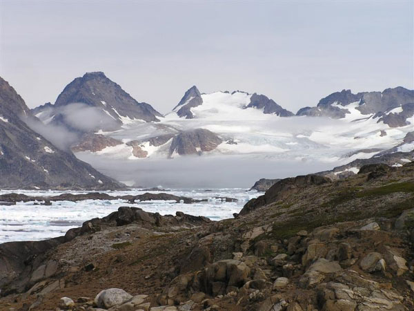 Ледники Гренландии тают. Происходит это прежде всего в прибрежной, низменной части острова. (Фото © Arne Uusjarv с сайта www.trekearth.com)