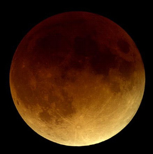 Полное лунное затмение 20–21 января 2000 года, полная фаза (Dunkirk, MD). AstroPhysics 130 EDF + Nikon N70: Kodak Royal Gold 400, f/12, 15 sec; 04:37 UT. Fred Espenak