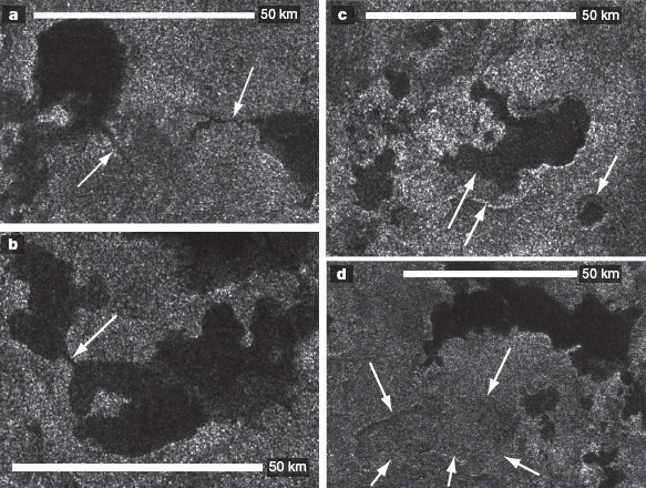 Примеры озер и каналов, обнаруженных радаром «Кассини» во время его 16-го пролета вблизи Титана. На снимке d также видно, предположительно, высохшее озеро (показано стрелками). Изображения из обсуждаемой статьи в Nature