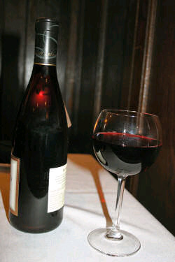 Регулярное умеренное  потребление сухого красного вина оказывает благотворное действие на  состояние кровеносных сосудов. Механизм этого явления теперь раскрыт.  Фото с сайта www.burleystyrone.com