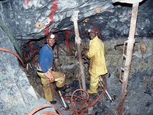 Рабочие золотого прииска Мпоненг в Южной Африке, где на глубине около 3 км обнаружен бактериальный «затерянный мир» (фото с сайта web.uct.ac.za)