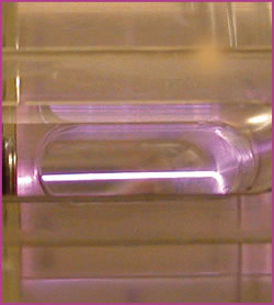 Ведущий лазерный луч проходит через плазму внутри сапфирового капиллярного волновода (фото с сайта www.lbl.gov)