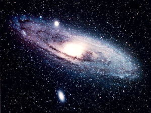 Знаменитая Туманность Андромеды — ближайшая к нам спиральная галактика. Примерно так выглядит наш Млечный Путь со стороны. Фото с сайта www.college.ru/astronomy
