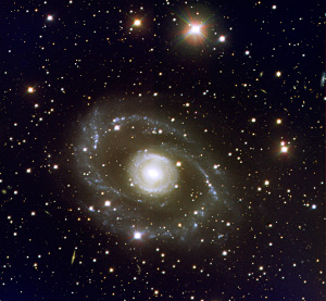 Спиральная галактика симметричной формы ESO 269-G57 в созвездии Центавра. Голубой цвет — области образования новых звезд. Фото с сайта www.eso.org