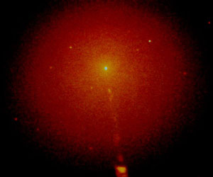 Сверхмассивная черная дыра (окрестности) в центре галактики M87 (рентгеновское изображение). Виден выброс (джет) от горизонта событий. Изображение с сайта www.college.ru/astronomy