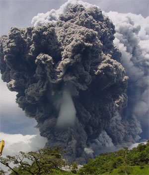Столб пепла, поднимающийся над вулканом Ревентадор (фото с сайта www.eurekalert.org)