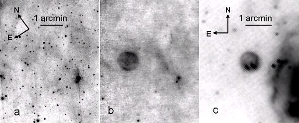 Снимки сделаны инфракрасным космическим телескопом им. Спитцера. На снимках (a) и (b) слева показана область, в которой открыт новый объект. На снимке (c) — изображение известного остатка сверхновой SNR 0102.2-7219 в Малом Магеллановом Облаке, также полученное телескопом им. Спитцера. Видно, что новый источник отсутствует на снимке (a), сделанном на длине волны 8 микрон. Снимки (b) и (c) получены на длине волны 24 микрона (из работы P. W. Morris et al., astro-ph/0602552)