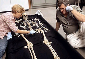 Антропологи Карен Брувелхейд (Karin Bruwelheide) и Дуглас Оуслей обсуждают расположение скелета Кенневикского человека (фото Chip Clark / National Museum of Natural History с сайта Seattle Times)