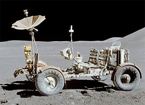 Четыре лунных ровера для проекта "Аполлон", разработанных и построенных компанией Boeing, обошлись NASA в $38 млн по ценам 1971 года. При современном уровне технологии добровольцам предлагается построить аналогичное устройство за 1 млн современных долларов. Причем NASA рассчитывает на значительную конкуренцию среди разработчиков. Фото: NASA