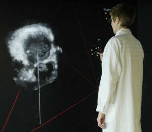 Врач внутри I-Space изучает объемное изображение сердца (фото из статьи Annemien E. van den Bosch et al.)