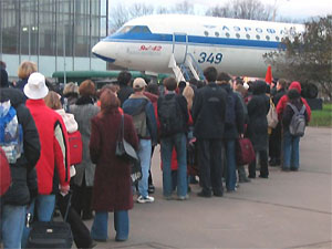 Флэш-моб «Нелетная погода», прошедший 27 ноября 2003 года в Москве на ВВЦ. Сотни людей неожиданно выстроились на посадку у трапа стоящего на приколе самолета Як-42 (фото с сайта fmob.ru)