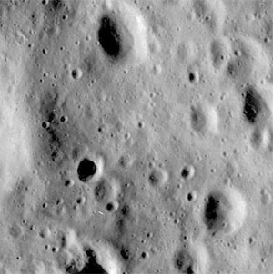 Изъеденная кратерами поверхность Реи с расстояния 500 км (снимок сделан Cassini 26 ноября 2005 года). Фото NASA с сайта www.newscientistspace.com