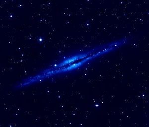 Видимая с ребра спиральная галактика NGC 891 находится на расстоянии 25 млн св. лет в созвездии Андромеды. Снимок получен Большим бинокулярным телескопом 12 октября 2005 года (фото с сайта medusa.as.arizona.edu)