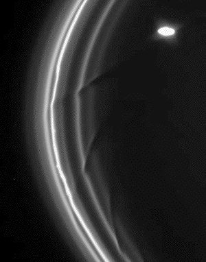 Волны, распространяющиеся по кольцу F, под влиянием гравитационных возмущений со стороны Прометея (кадр из фильма, снятого станцией «Кассини»)