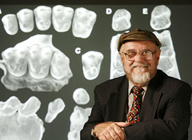 Элвин Саймонс, нашедший вместе с коллегами зубы и челюсти древних предков антропоидов (фото с сайта www.duke.edu)