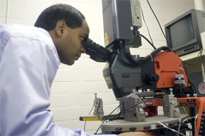 Профессор Шринивас Тадигадапа, создатель метода точной сварки и новых микроприводов (фото с сайта www.psu.edu)