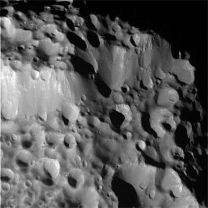 Огромная скальная гряда высотой в несколько десятков километров на поверхности Гипериона (снимок сделан с расстояния 16 000 км). Фото с сайта www.newscientist.com