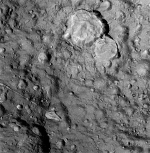 В нижней левой четверти этого снимка Тефии можно разглядеть 50-километровое «копье» (фото с сайта www.newscientistspace.com)