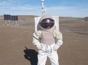 Метеоритный кратер на острове Девон используется в качестве полигона для подготовки будущей марсианской экспедиции (фото с сайта www.marsonearth.org)