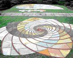 В Ботаническом саду Университета Леcтера выложены мозаикой три новые площадки, символизирующие домик улитки, сосновую шишку и первые двенадцать чисел из последовательности Фибоначчи (фото с сайта ebulletin.le.ac.uk)