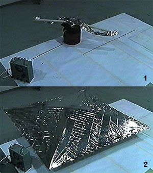 Модель солнечного паруса: 1 — с двумя развернутыми лонжеронами; 2 — полностью развернутая (фото с сайта www.lgarde.com)