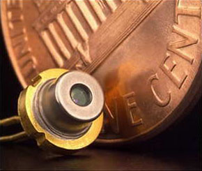 Сравнительные размеры лазерного диода датчика WVSS II и одноцентовой монетки (фото с сайта www.physorg.com)