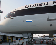 Датчик WVSS II (на него указывает стрелка) на фюзеляже самолета Boeing-757 почтовой компании UPS (фото с сайта www.spectrasensors.com)