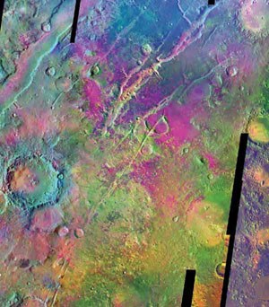 На инфракрасной фотографии, сделанной Mars Odyssey, богатые оливином камни выглядят пурпурными и фиолетовыми (фото с сайта www.newscientist.com)