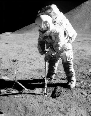Астронавт Джеймс Ирвин берет пробу лунного грунта. 1971 год (фото с сайта www.farthestshots.com)